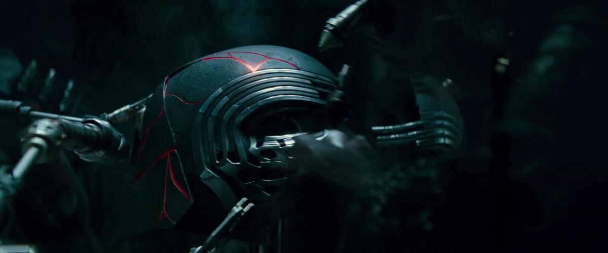 Episodi IX: ecco il primo sguardo a Kylo Ren con l'elmo! - La scena tratta dal trailer dove la creatura scimmiesca ripara la maschera di Kylo Ren, MSW.