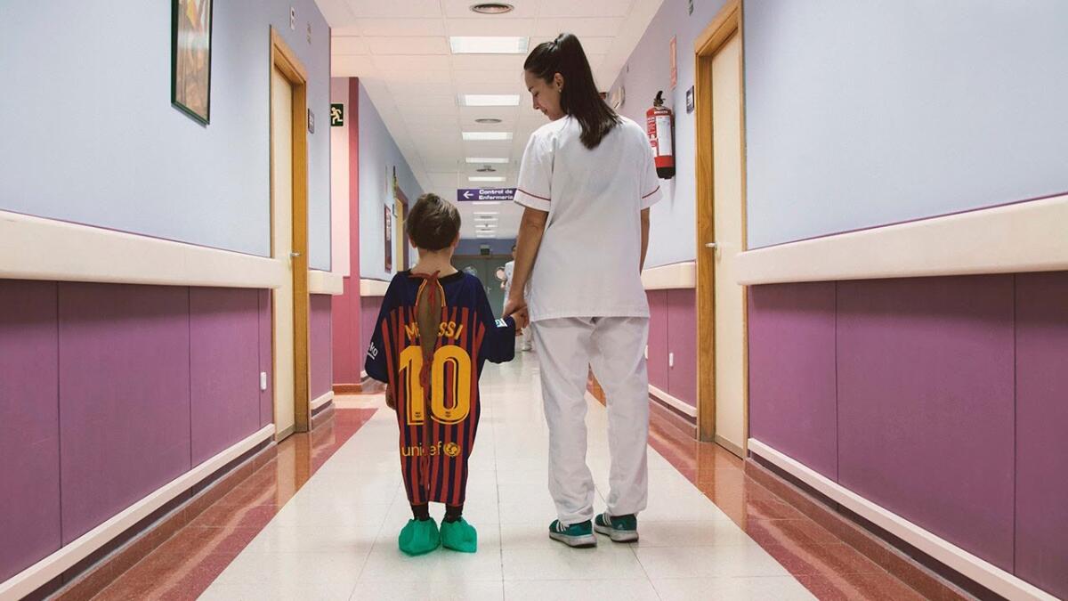 Madrid, maglie da calcio usate come camici in pediatria - 