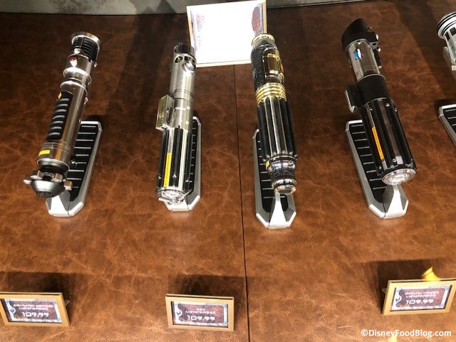 Al Galaxy's Edge è possibile comprare le repliche delle spade originali.Fonte: Disney Food Blog