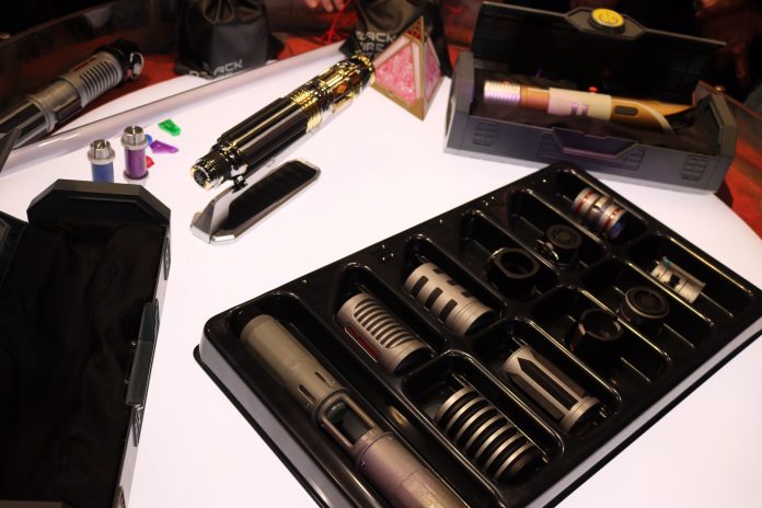Le varie possibilità offerte al Galaxy's Edge per costruire una spada laser personalizzata.Fonte: Socaltrhills