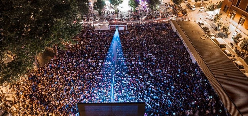 L'arena da tutto esaurito a San Cosimato, nel cuore di Roma, del Cinema America.Fonte: La Repubblica