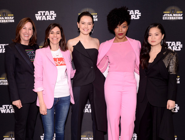 Michelle Rejwan alla Star Wars Celebration con Kathleen Kennedy e il cast al femminile de L'ascesa di Skywalker.Fonte: Zimbio