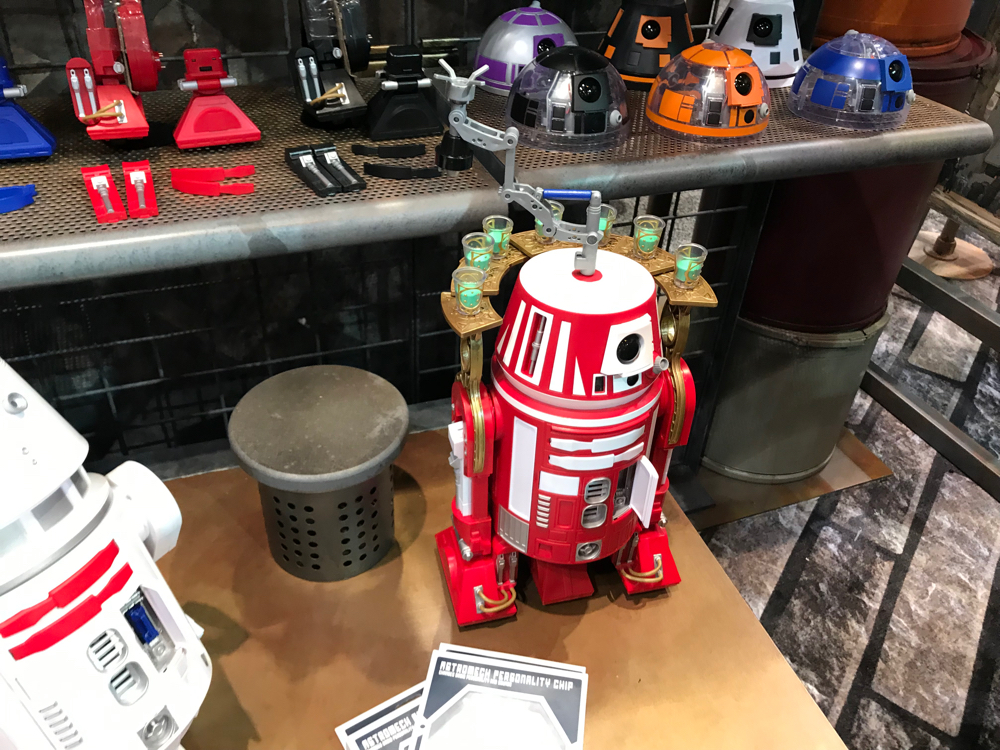 Alcuni droidi costruiti al Droid Depot del Galaxy's Edge.Fonte: WDW Info
