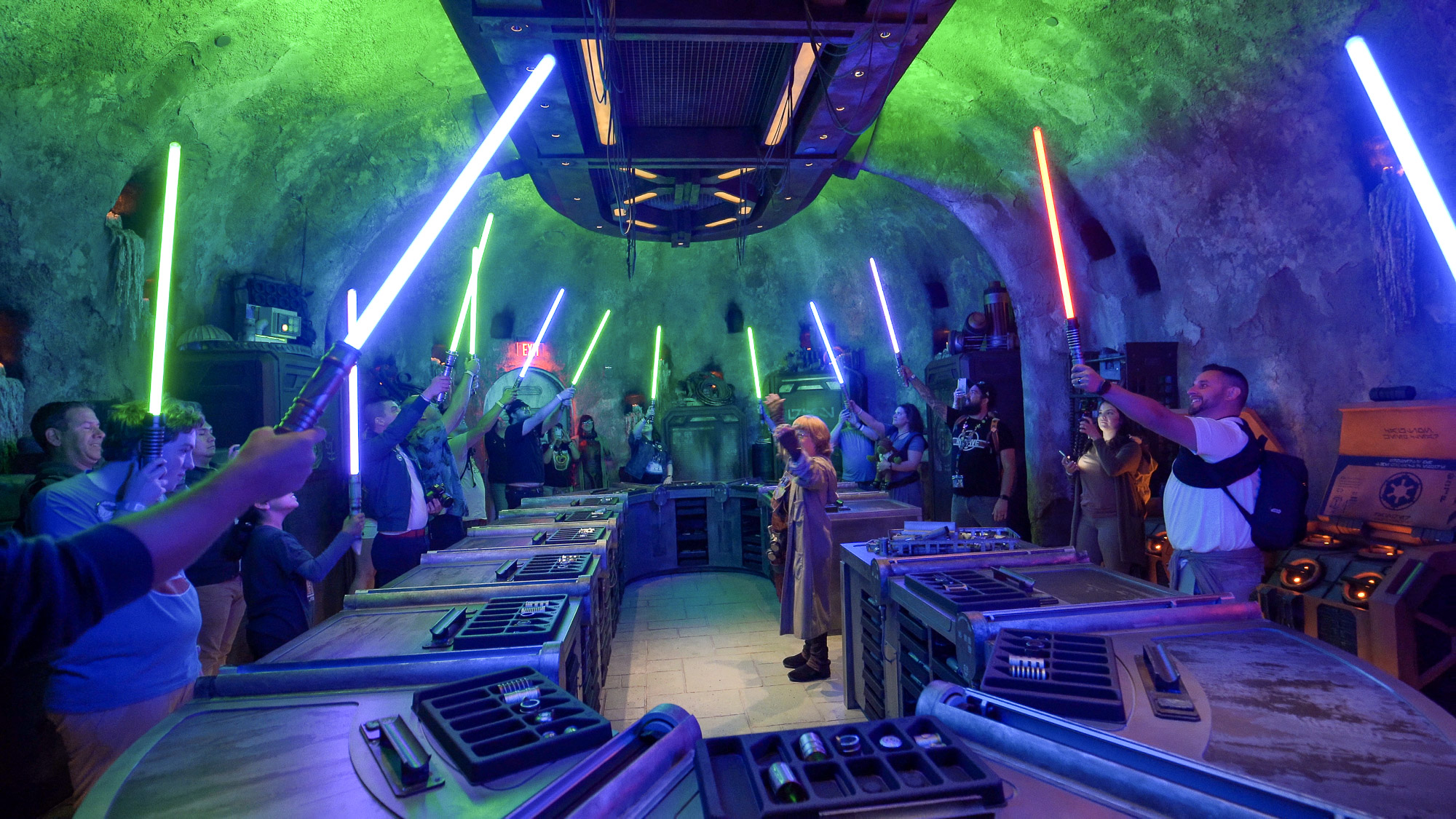 La fine del rituale di costruzione delle spade laser.Fonte: Blog Mickey