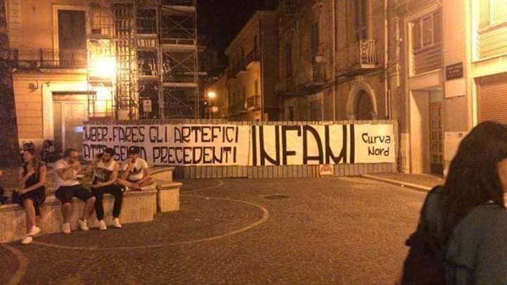 Lo striscione della Curva Nord in Piazza del Lago
