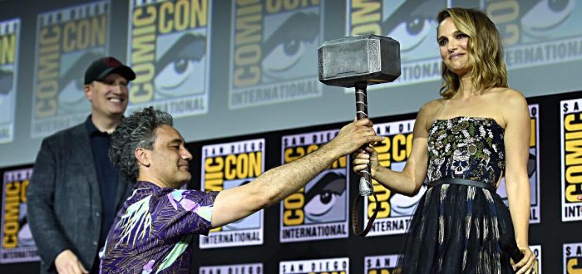 Natalie Portman sarà il nuovo Thor: ecco tutti i dettagli! - Natalie Portman con il martello di Thor al SDCC.
Da: slashfilm