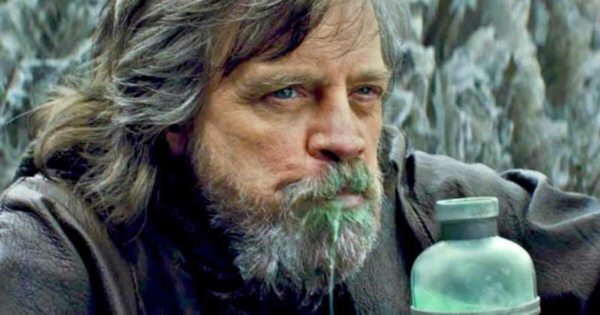 Di cosa sanno il latte blu e quello verde di Star Wars? Mark Hamill risponde - Luke Skywalker beve il latte verde in Episodio VIII. 
Da: movieweb