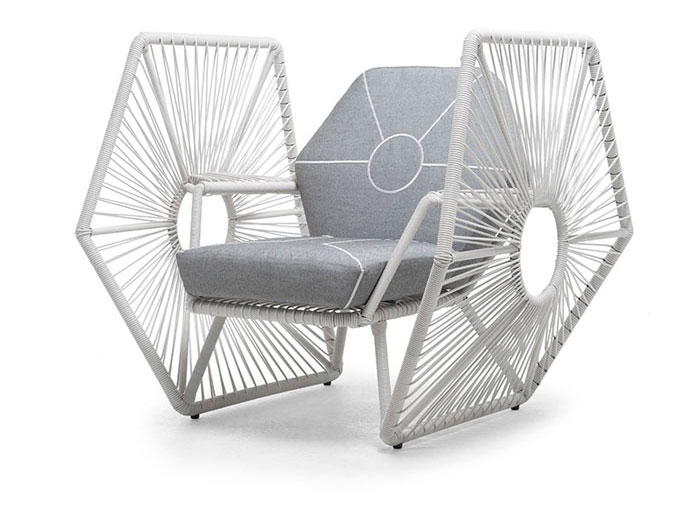 La versione in grigio e bianco della sedia TIE Fighter.Crediti: Kenneth Cobonpue
