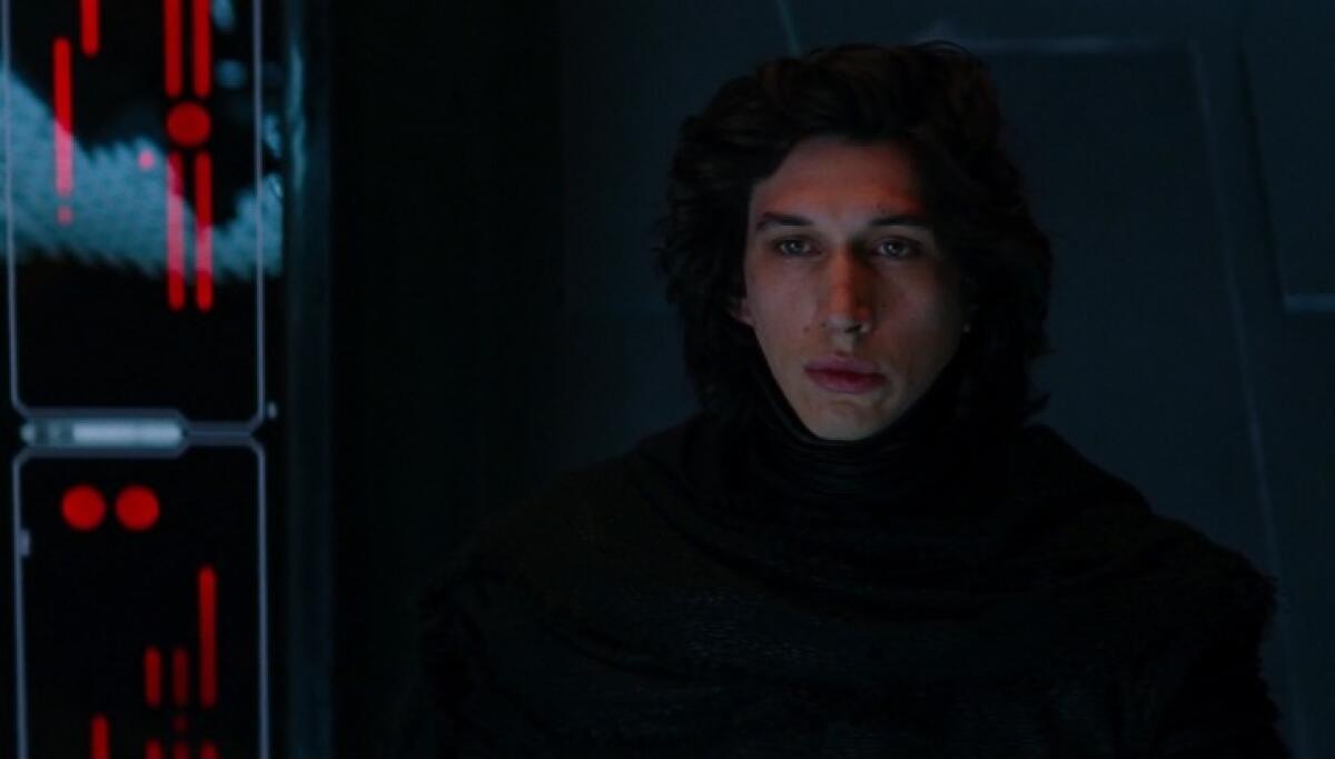 Kylo Ren: svelato un concept originale in cui era più "mostruoso" - La scena in cui Kylo Ren si toglie la maschera in Episodio VII.
Da: talk SW