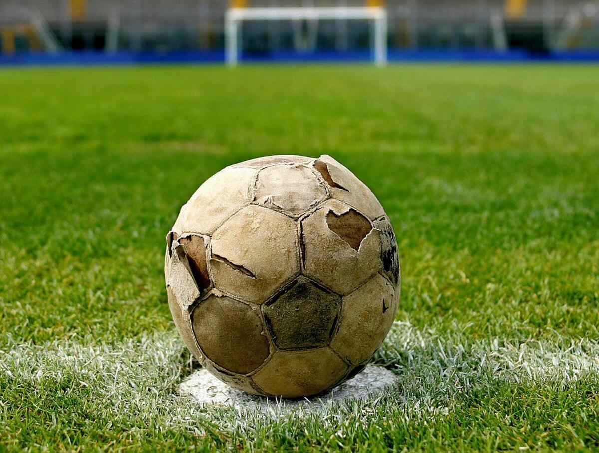 Calcio dilettantistico: sferrano una testata all'arbitro dopo memorial - 20060511 - BERGAMO - SPR - CALCIO: GALLIANI 'SCANDALO OCCASIONE, ORA RIGORE ASSOLUTO' - Un vecchio e malandato  pallone da calcio sul dischetto di centrocampo in uno stadio italiano in una foto d'archivio dello scorso 29 Aprile 2005. Adriano Galliani