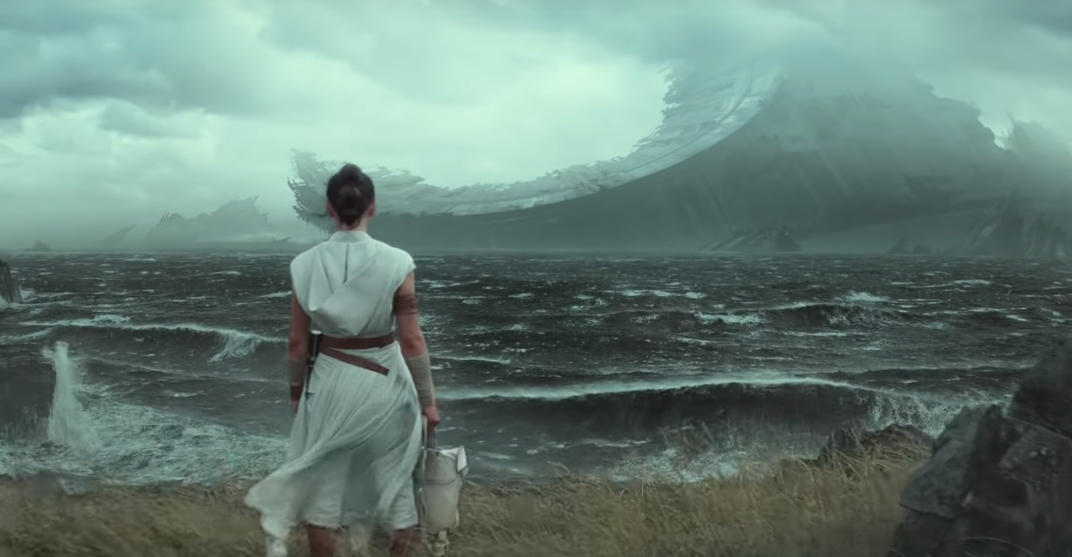 Rey osserva i resti della Morte Nera alla fine del trailer di Episodio IX