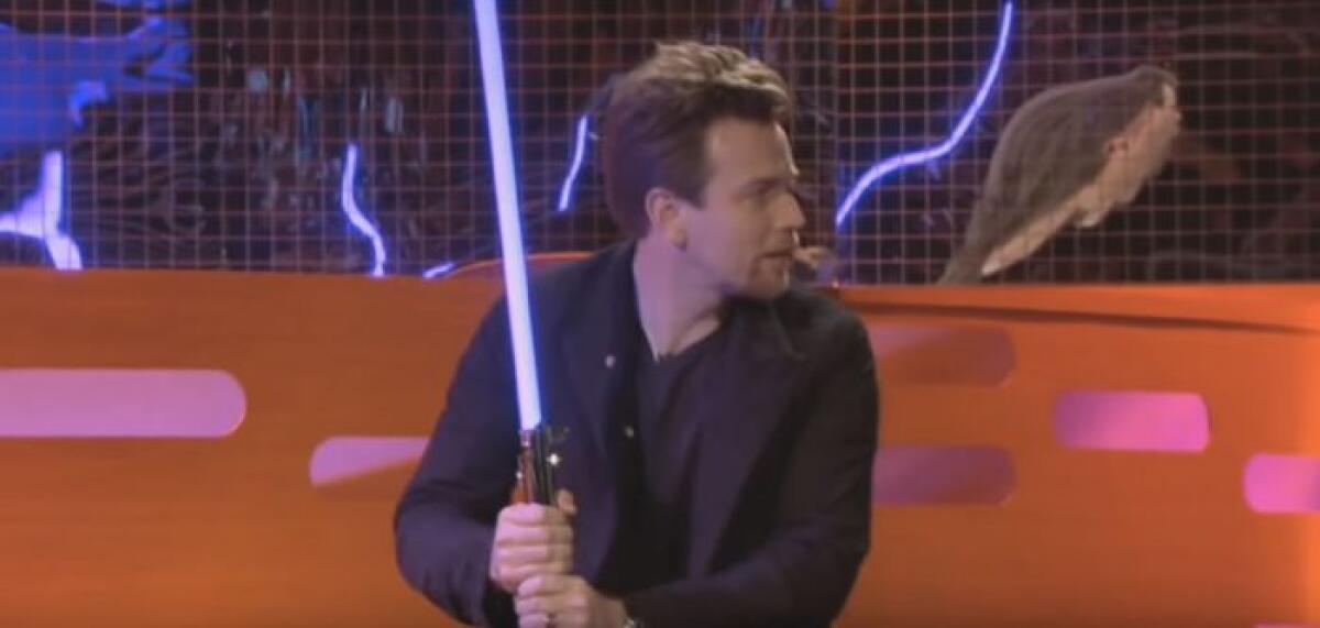 Ewan McGregor si destreggia con la spada laser durante uno show (video) - Ewan McGregor al The Graham Norton Show.
Da slashfilm