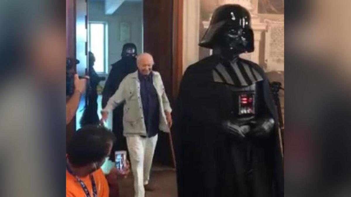 Cicap Fest: l'entrata di Piero Angela con la Marcia Imperiale e i personaggi di Star Wars - L'ingresso di Piero Angela al Cicap Fest 2019