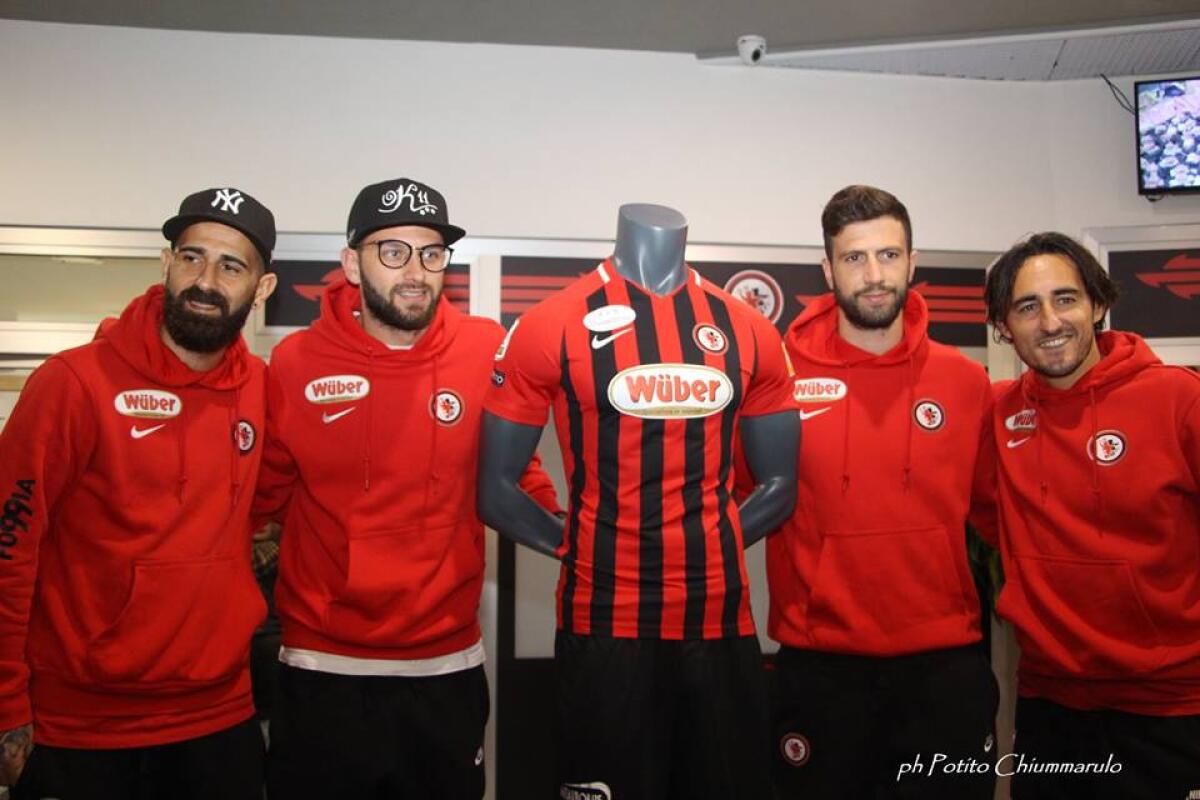 Ex Foggia Calcio, a segno tre calciatori nella quinta di B - Presentazione della nuova maglia del Foggia Calcio. 
Da sinistra: Mazzeo, Kragl, Iemmello e Agnelli, crediti: Potito Chiummarulo