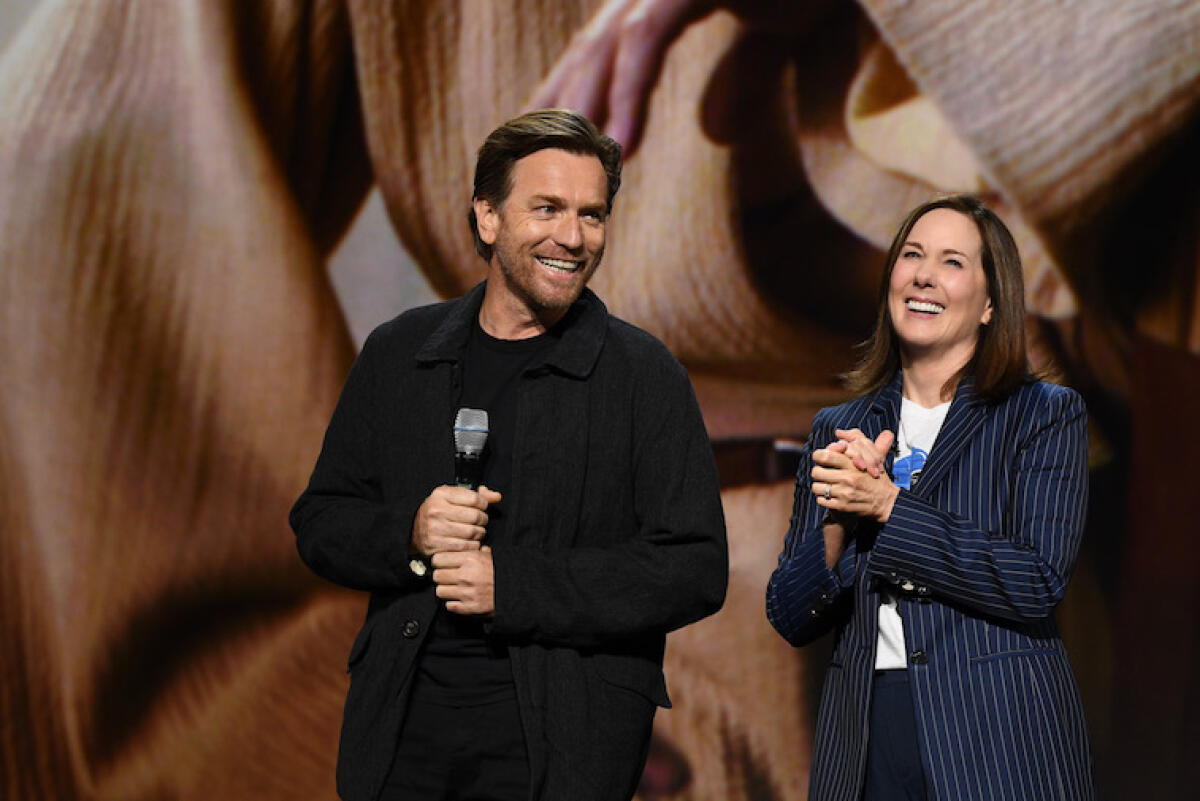 Annunciato il regista della serie su Obi-Wan Kenobi! - Ewan McGregor e Kathleen Kennedy sul palco del D23 Expo 2019