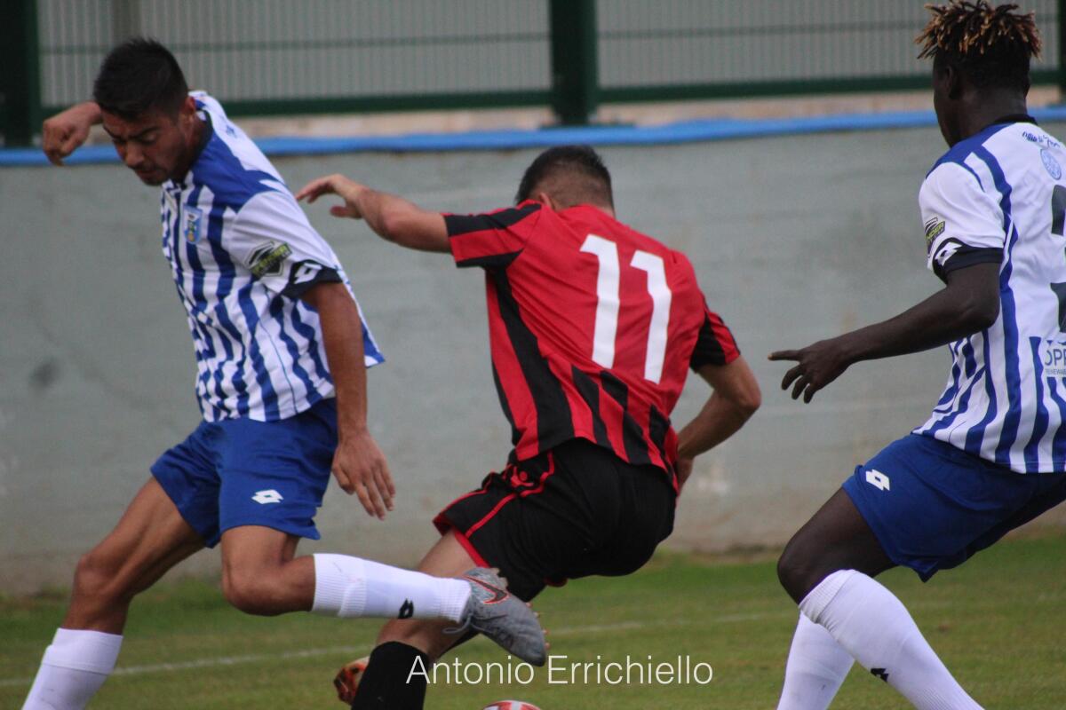 Foggia in affanno al 'Vito Curlo', Corvino firma la vittoria del Fasano - Il primo tempo di Fasano-Foggia, foto di Antonio Errichiello