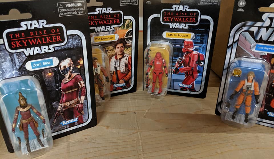 Foto raffigurante la collezione vintage di action figure di Episodio IX.