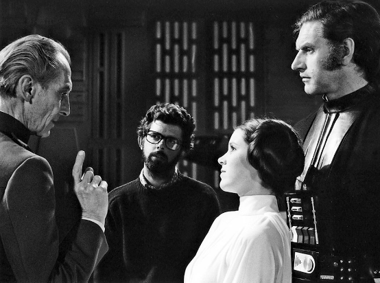 Peter Cushing, George Lucas, Carrie Fisher e David Prowse sul set di Star Wars.Da; yahoo