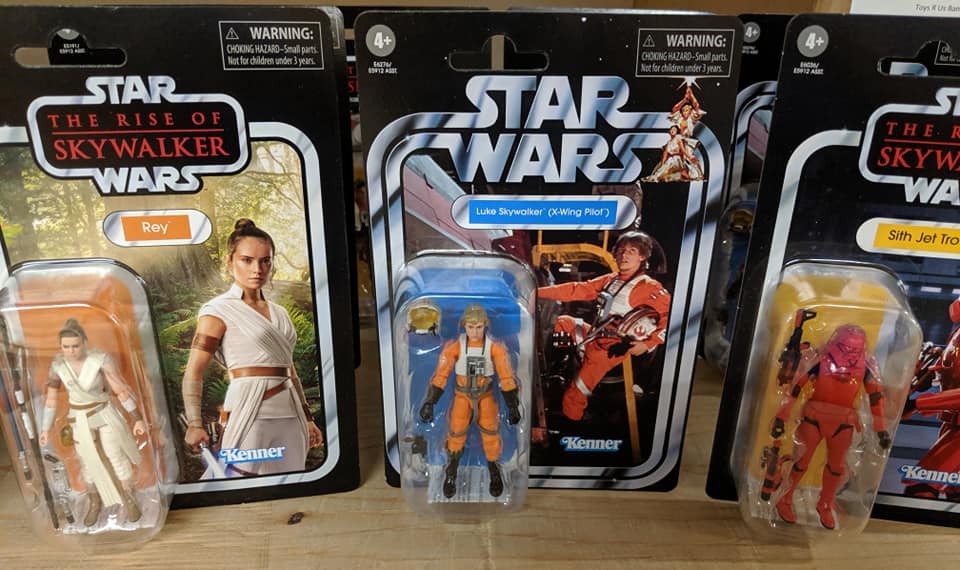 Foto raffigurante la collezione vintage di action figure di Episodio IX.