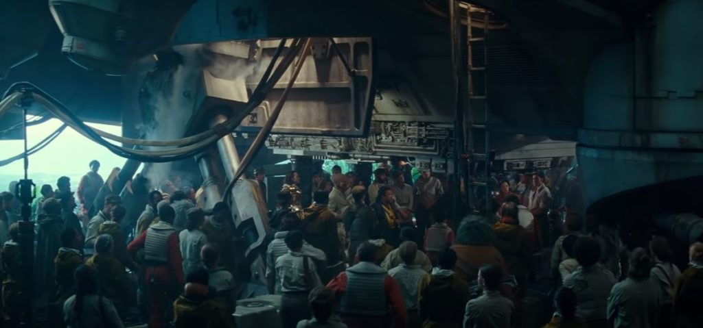 Lando Calrissian fa un discorso d'incitamento ai membri della Resistenza