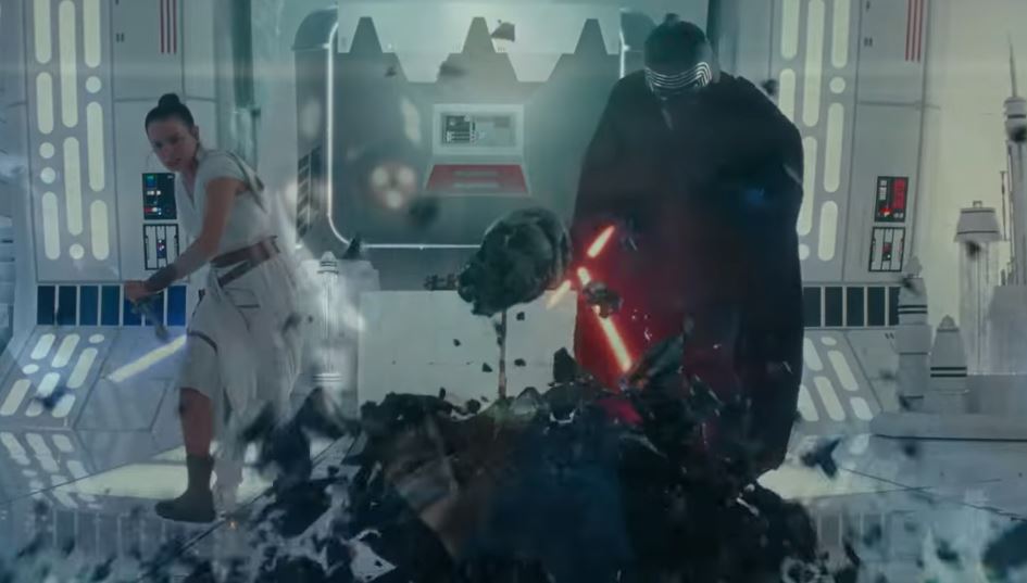 Ultimo fotogramma in cui Kylo cerca di evitare che l'elmo di frantumi