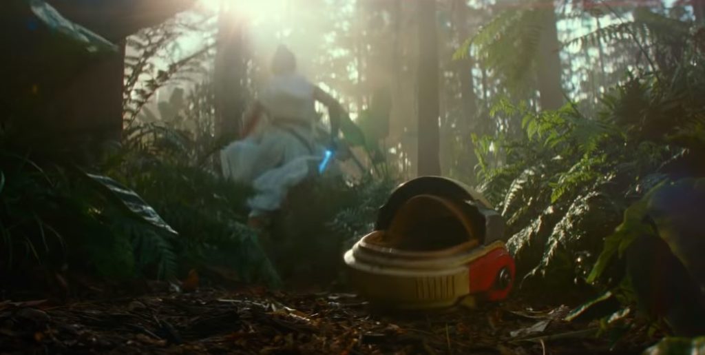 L'elmo che Rey lascia cadere all'inizio del trailer
