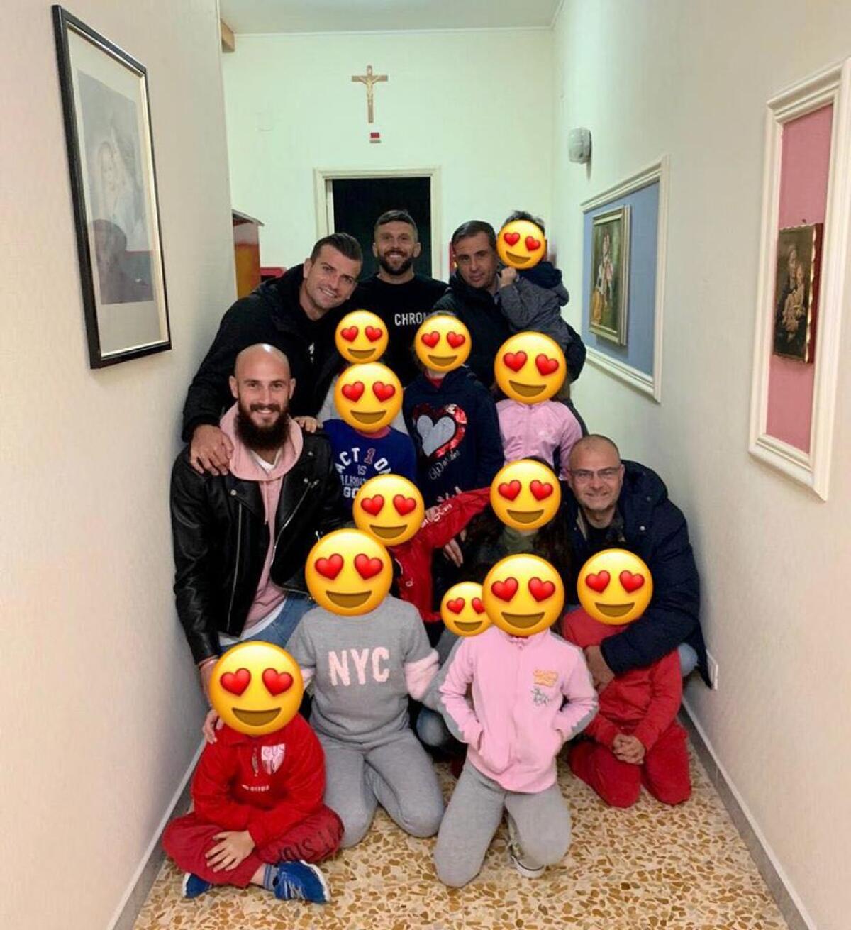 Calcio Foggia, visita ai bimbi del Suore Pie di San Giuseppe - Foggia, crediti: calciofoggia1920