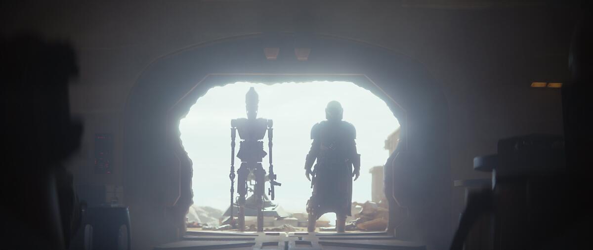 The Mandalorian: tutti gli easter egg della prima puntata - Il mandaloriano e il droide IG-11 in una scena della prima puntata della serie