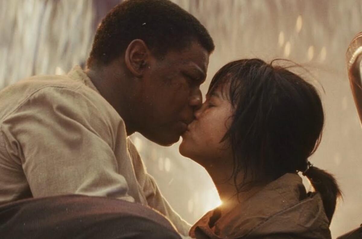 Svelato come va a finire la relazione tra Finn e Rose dopo Episodio VIII - Il bacio tra Finn e Rose in Episodio VIII.
Da: youtube