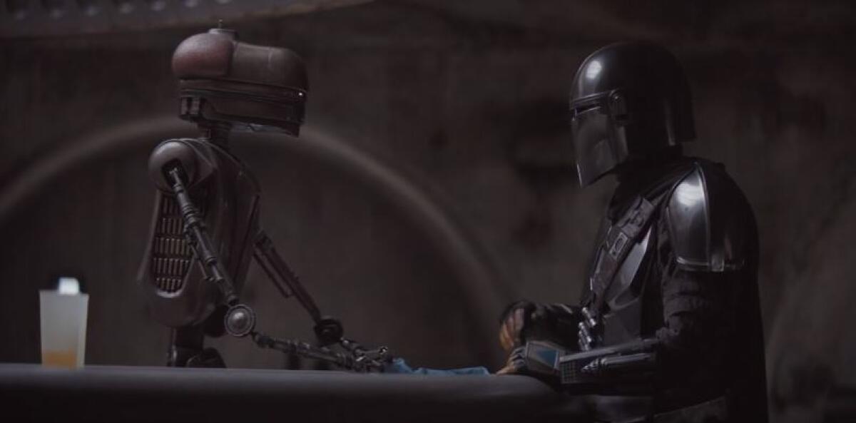 The Mandalorian: chi è il personaggio misterioso alla fine del quinto episodio? - Mando parla con EV-9D9 al bancone della Cantina di Mos Eisley nella 1x05