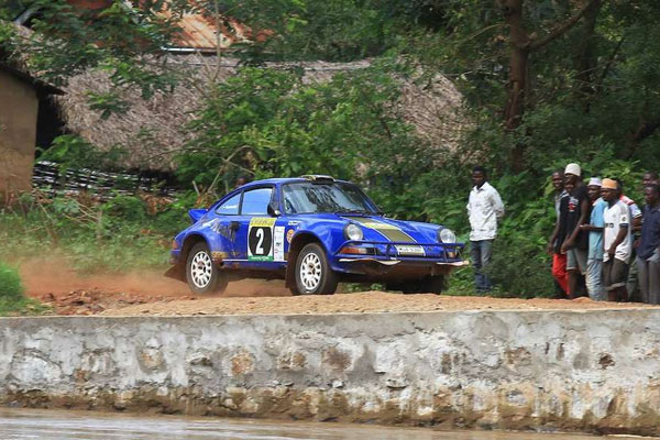 Stig Blomqvist (73) in azione durante una prova in Tanzania