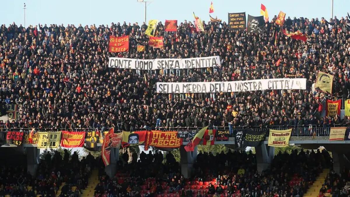 Conte, duro striscione dei tifosi del Lecce: "Senza identità" - 