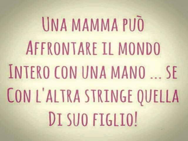 Una mamma può affrontare il mondo intero con una mano sola... se con l'altra stringe quella di suo figlio!