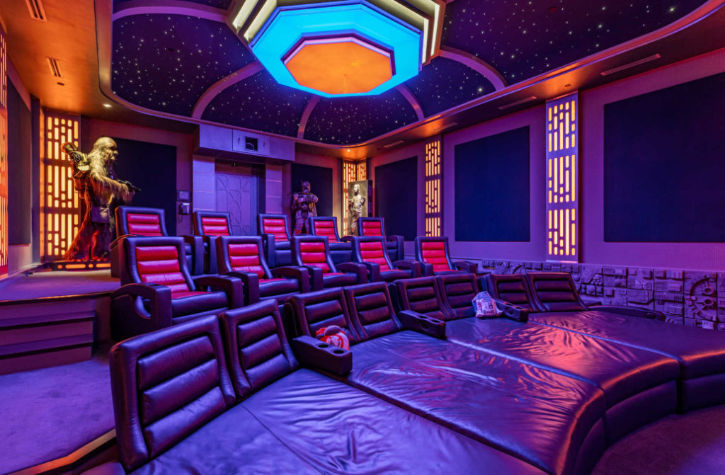 Il bellissimo mini cinema all'interno del seminterrato
