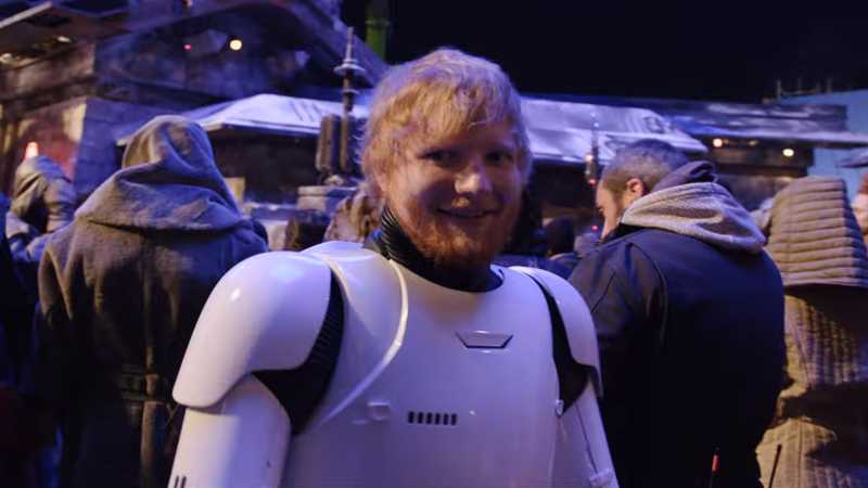 Il cantante britannico Ed Sheeran nelle vesti di uno stormtrooper.
