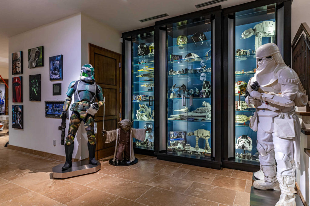 Nel seminterrato sono presenti collezioni e oggetti di Star Wars ovunque