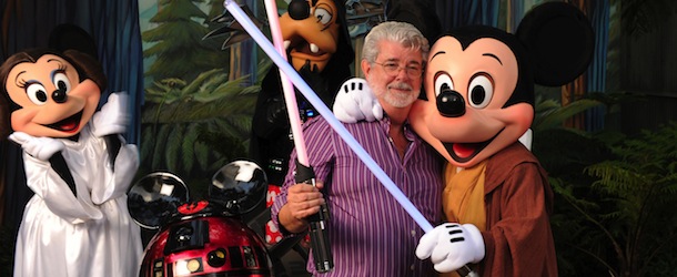 George Lucas, armato con l'arma di Darth Vader, incontra Topolino, Minnie e Pippo vestiti come Obi Wan, Leia e Darth Vader, rispettivamente.