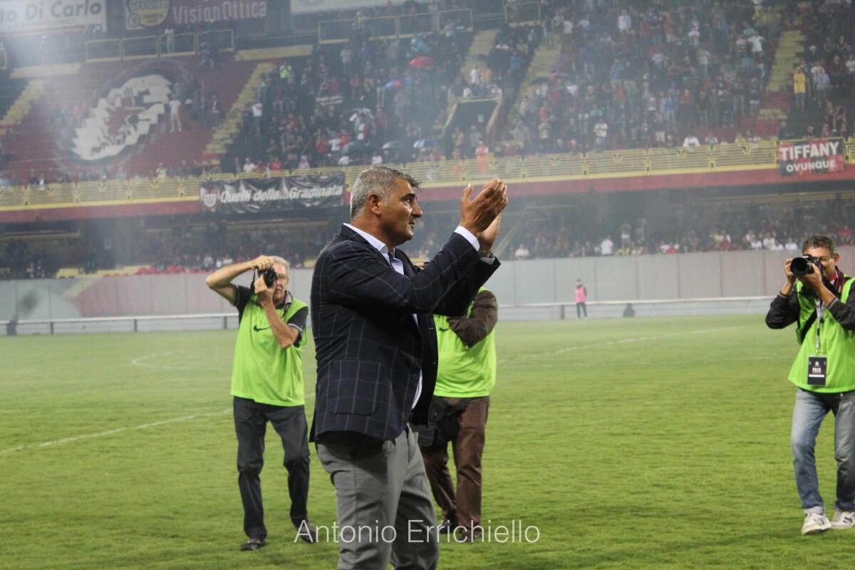 Calcio Foggia, Felleca: "Ora dipende solo da noi, crediamoci!" - Immagine in evidenza: l'ex presidente del Calcio Foggia 1920, Roberto Felleca, saluta il pubblico dello Zaccheria - crediti: foto di Antonio Errichiello (RIPRODUZIONE VIETATA)