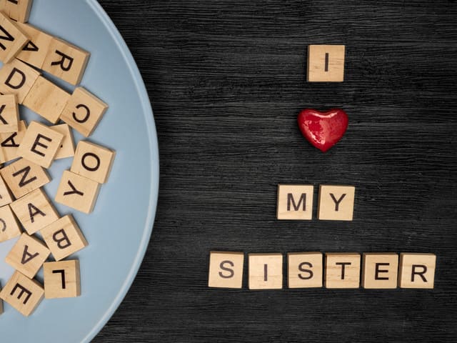 I love my sister. (Amo mia sorella).