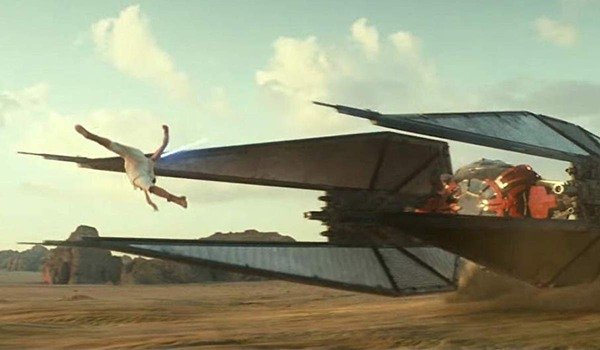 Il salto di Rey sopra l'astronave di Kylo. Fonte: CinemaBlend