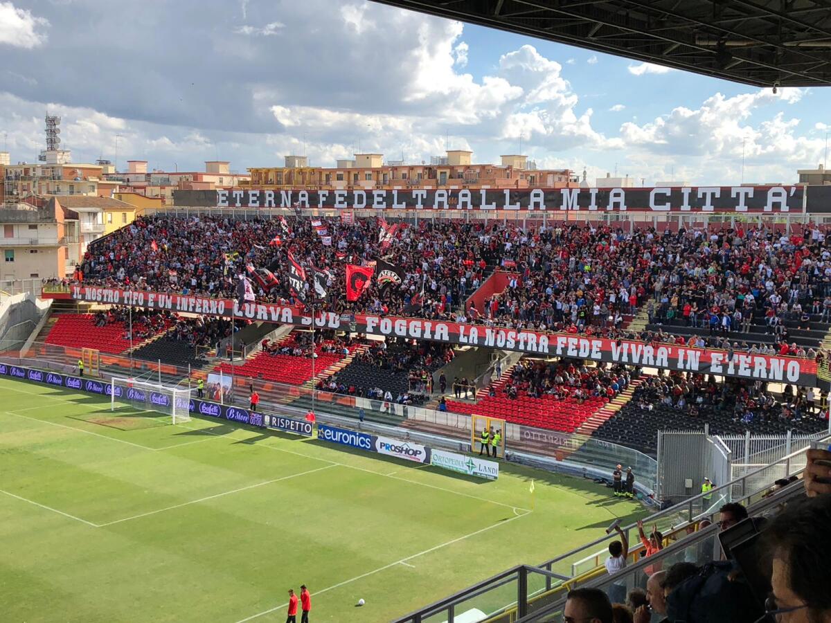 I tifosi del Foggia su "Romanticismo Ultras" - La coreografia dei tifosi rossoneri allo Zaccheria. Foto inviata da un tifoso