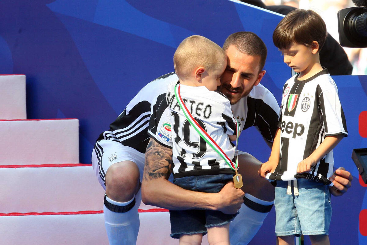 Coronavirus, Bonucci: "La quarantena non è poi così male" - Bonucci e i figli, crediti: LaPresse - Francesca Soli