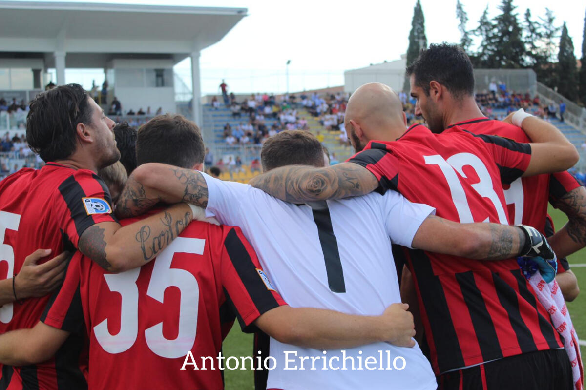 La carica social del Calcio Foggia: "Avanti ragazzi!" - Cerignola-Foggia, foto di Antonio Errichiello