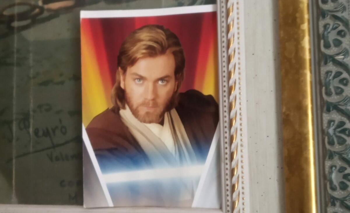 La storia dell'anziana che da anni prega sull'immagine di Obi-Wan Kenobi - L'immagine di "Sant'Obi-Wan".
Da: Strambotic