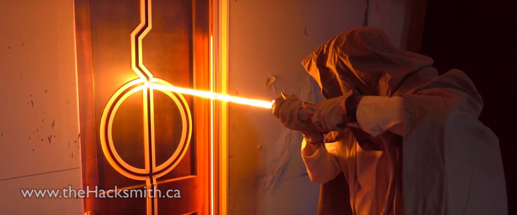 Una proto spada laser all'opera.