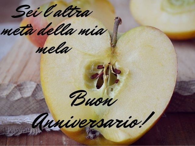 Sei l'altra metà della mia mela. Buon anniversario!
