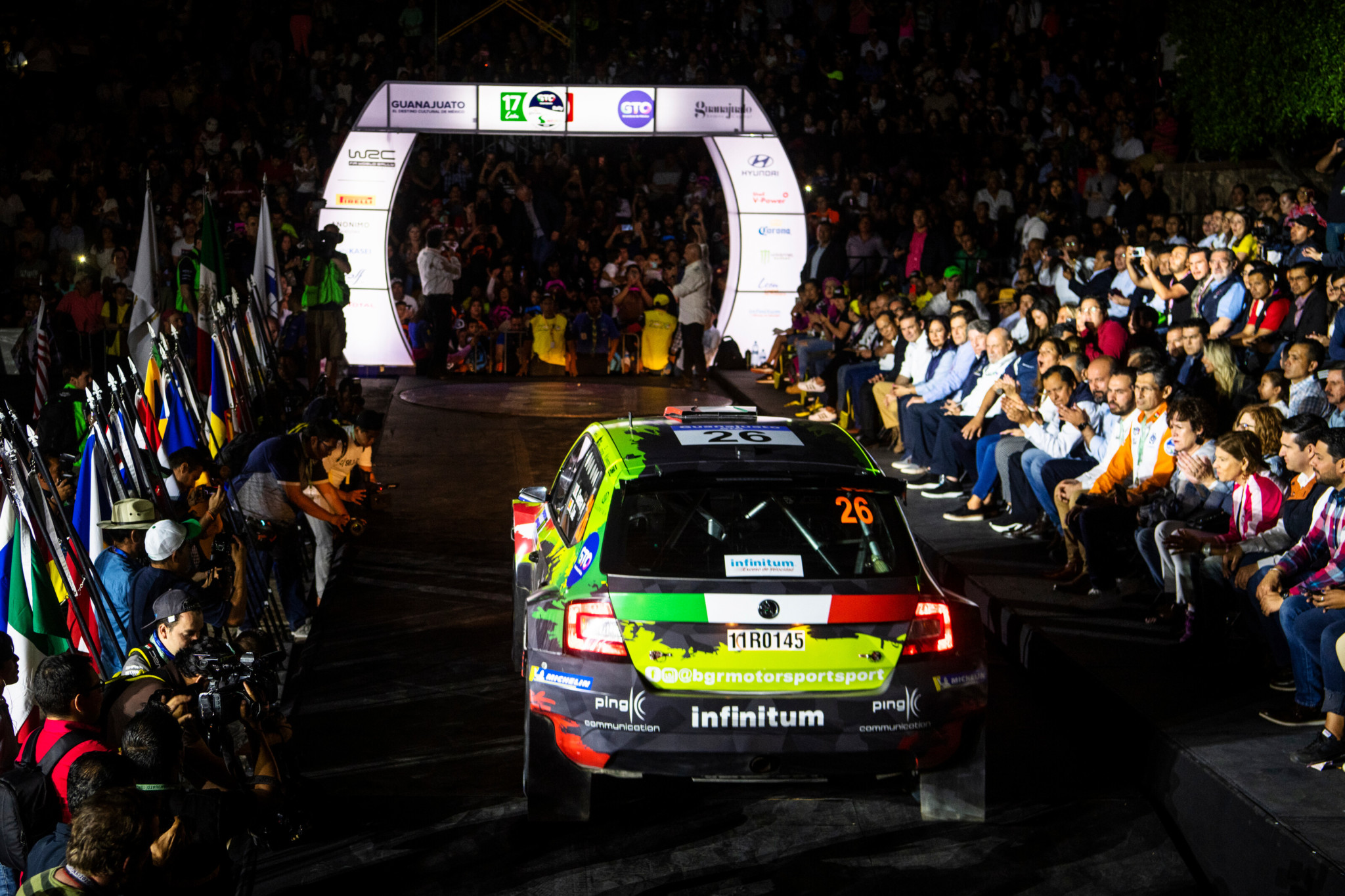 L'idolo locale Benito Guerra sale sulla pedana del rally di casa (Jaanus Ree/Red Bull Content Pool)