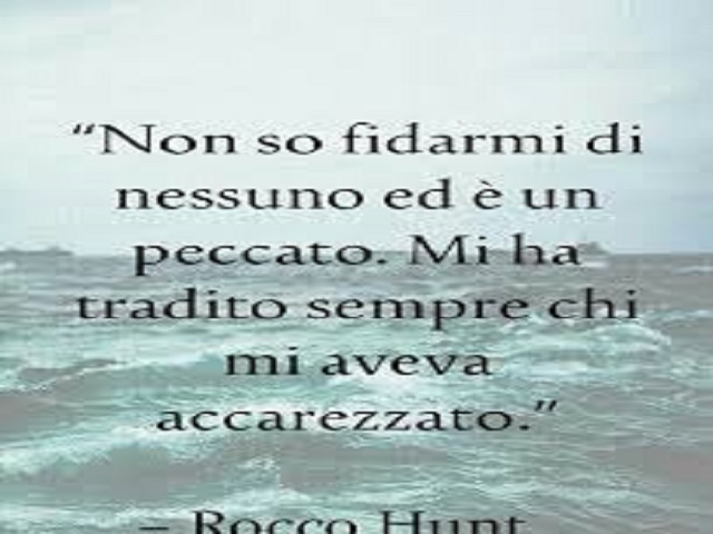 Non so fidarmi di nessuno ed è un peccato. Mi ha tradito sempre chi mi aveva accarezzato.