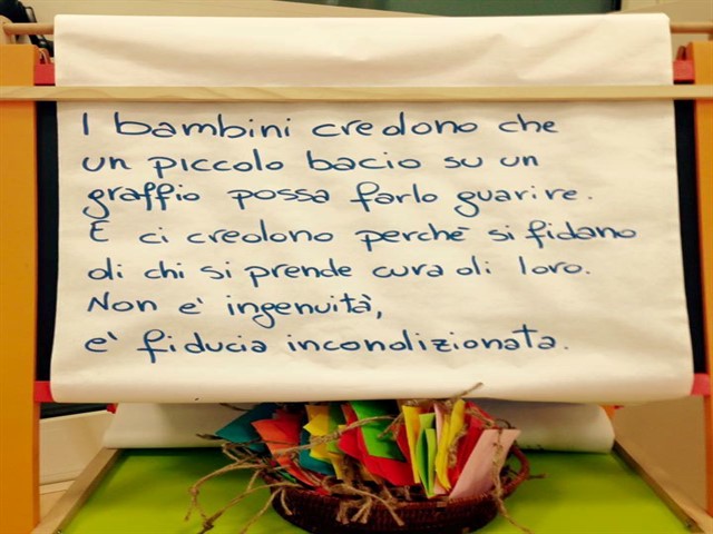 I bambini credono che un piccolo bacio un un graffio possa farlo guarire. E ci credono perché si fidano di chi si prende cura di loro. Non è ingenuità è fiducia incondizionata.