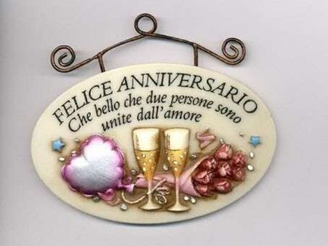 Felice anniversario, che bello che due persone sono unite dall'amore